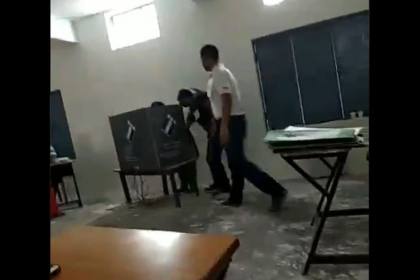 हरियाणा: चुनाव में गड़बड़ी करते पोलिंग एजेंट का वीडियो वायरल,  हुआ गिरफ्तार