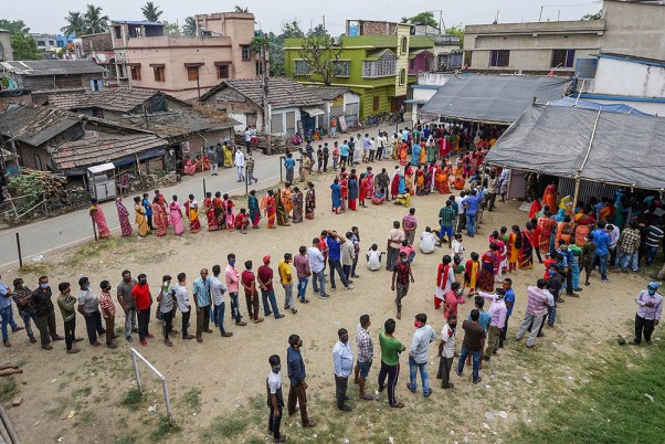 पश्चिम बंगाल में छठे चरण के मतदान के लिए केंद्रों में लगी लोगों की कतार