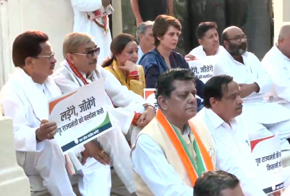 लखनऊ में कांग्रेस नेता प्रियंका गांधी वाड्रा और पार्टी के अन्य नेता का गांधी प्रतिमा पर मौन धरना