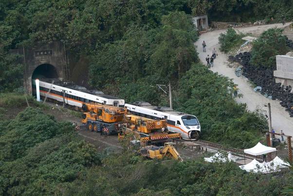 ताइवान में सुरंग के अंदर ट्रक से टकराकर पटरी से उतरी ट्रेन, हादसे में अब तक 51 लोगों की मौत