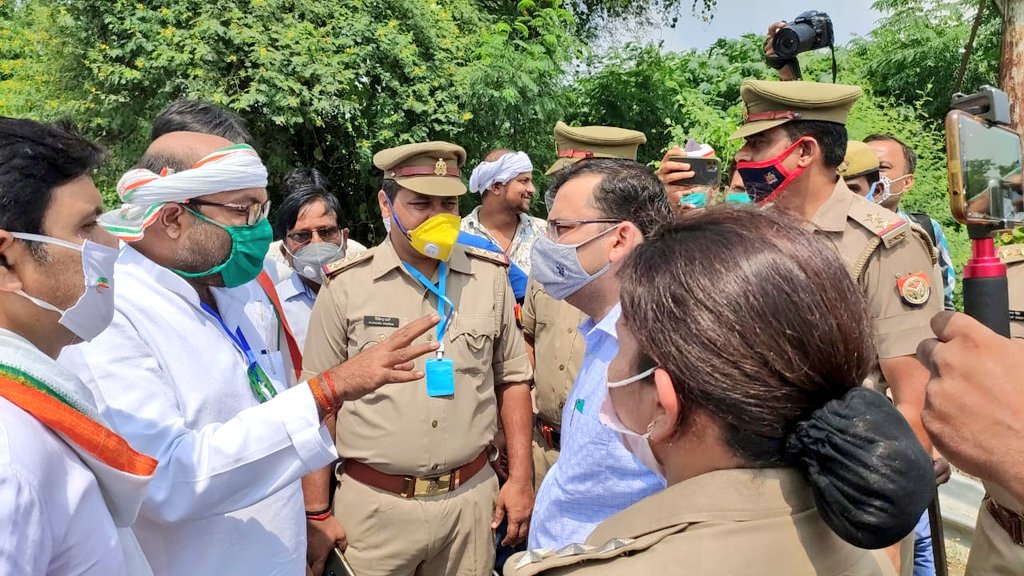 अयोध्या में नाराज किसानों से मिलने जा रहे कांग्रेस प्रदेश अध्यक्ष लल्लू कार्यकर्ताओं के साथ हिरासत में
