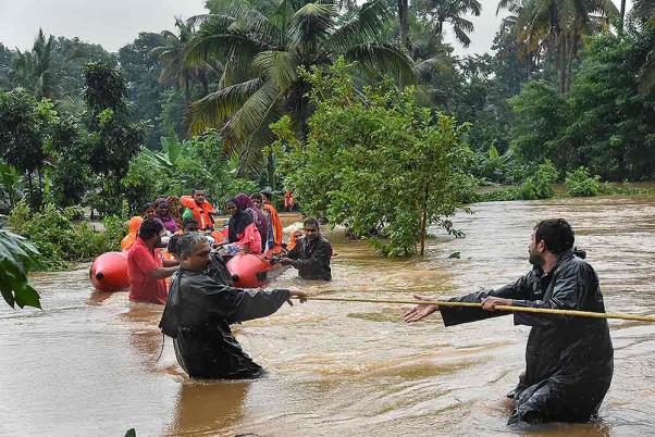 केरल में एर्नाकुलम जिले के बाढ़ प्रभावित क्षेत्र में बचाव अभियान के दौरान सेना और एनडीआरएफ के जवान
