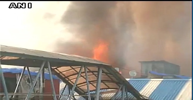 मुंबई: बांद्रा रेलवे स्टेशन के पास लगी भीषण आग, मौके पर पहुंचीं 16 दमकल गाड़ियां