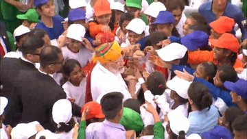 संबोधन के बाद बच्चों से मिलते प्रधानमंत्री नरेंद्र मोदी