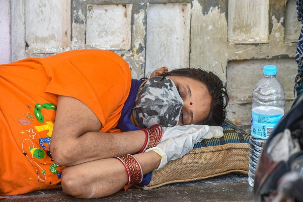 कानपुर एलएलआर अस्पताल के बाहर बेड और ऑक्सीजन की कमी के लिए जूझ रहे परिजन
