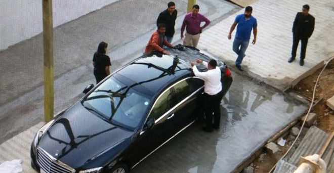 अहमदाबाद में शाहरुख खान की कार पर पत्थरबाजी