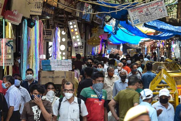 दिल्ली के बाजारों में उमड़ रही भीड़, हाईकोर्ट की चेतावनी- कोविड नियमों के उल्लंघन से तेज हो जाएगी तीसरी लहर