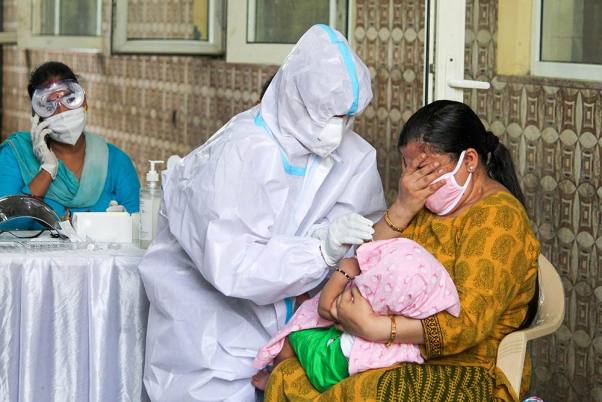 देश भर में पिछले 24 घंटे में  कोरोना वायरस के 19,148 नए मामले, 434 लोगों की मौत