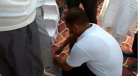 योग दिवस कार्यक्रम के दौरान योगी के मंत्री को जब सरकारी कर्मचारी ने पहनाए जूते