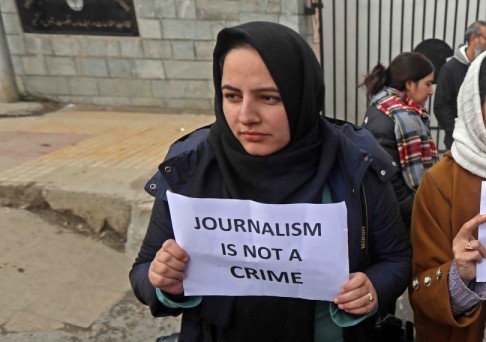 कश्मीर के दो पत्रकारों के खिलाफ कार्रवाई पर एडिटर्स गिल्ड ने जताई चिंता, कहा- यह दूसरे पत्रकारों को धमकाने जैसा