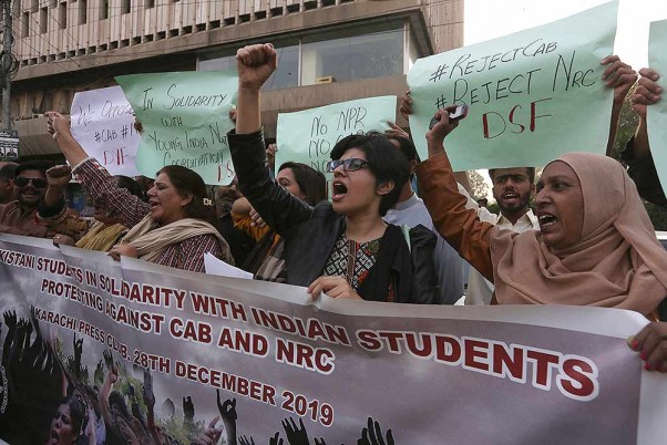 सीएए-एनआरसी को लेकर भारतीय छात्रों के साथ एकजुटता व्यक्त करने के लिए रैली के दौरान पाकिस्तानी छात्राएं