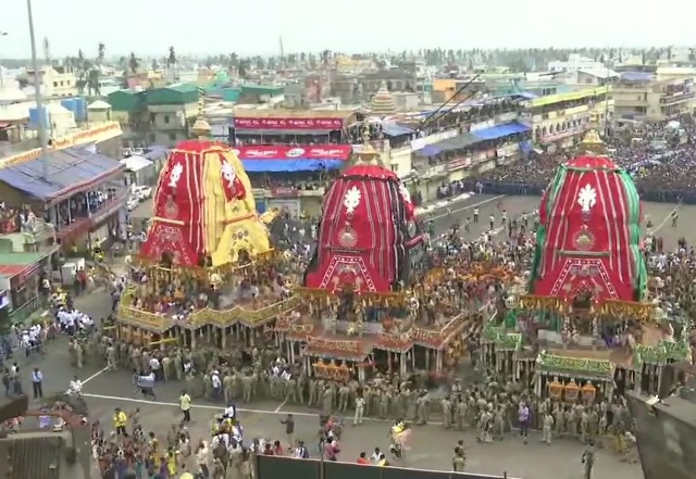 पुरी से शुरू हुई भगवान जगन्नाथ की रथयात्रा, देखें इस उत्सव की एक झलक
