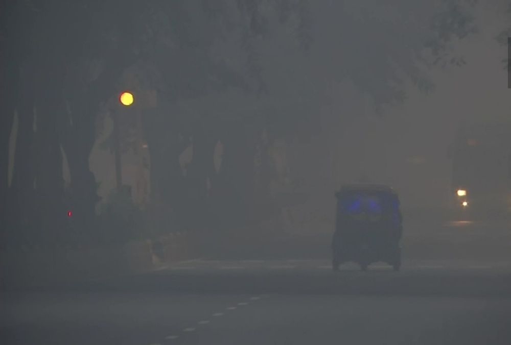 सर्दी के साथ प्रदूषण की मार झेलते दिल्लीवासी, गंभीर श्रेणी में हवा, बारिश की भी संभावनाएं