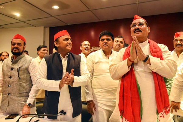 आजमगढ़ से चार बार सांसद रहे रमाकांत यादव पार्टी अध्यक्ष अखिलेश यादव की मौजूदगी में समाजवादी पार्टी (सपा) में हुए शामिल, सपा नेता अबू आसिम आजमी भी रहे मौजूद।