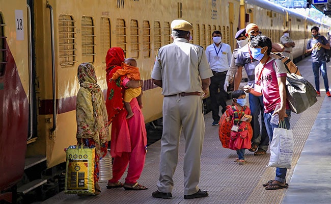 महाराष्ट्र, केरल और कर्नाटक ने श्रमिक ट्रेन का नहीं दिया किराया, गुजरात में एनजीओ ने किया भुगतान
