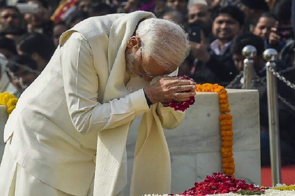 महात्मा गांधी की पुण्यतिथि पर राजघाट पर श्रद्धांजलि देते प्रधानमंत्री नरेंद्र मोदी