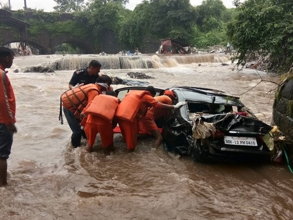 पुणे में भारी बारिश के दौरान राहत-बचाव कार्य में जुटे एनडीआरएफ की टीम