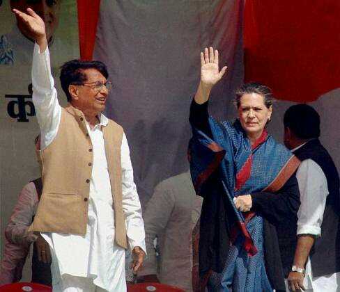 अलीगढ़ में कांग्रेस अध्यक्ष सोनिया गांधी के साथ चुनाव रैली करते आरएलडी प्रमुख चौधरी अजीत सिंह