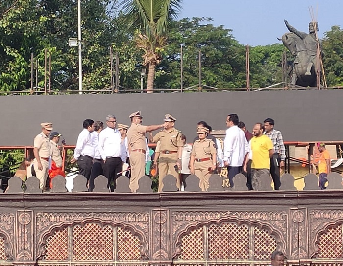महाराष्ट्र के मुख्यमंत्री के रूप में शिवसेना प्रमुख उद्धव ठाकरे के शपथ ग्रहण समारोह से पहले शिवाजी पार्क में सुरक्षा व्यवस्था की समीक्षा करते पुलिस आयुक्त संजय बर्वे
