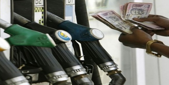 तेल की कीमतों में गिरावट जारी, दिल्ली में पेट्रोल 77.56 तो मुंबई में 83.07 रुपये प्रति लीटर