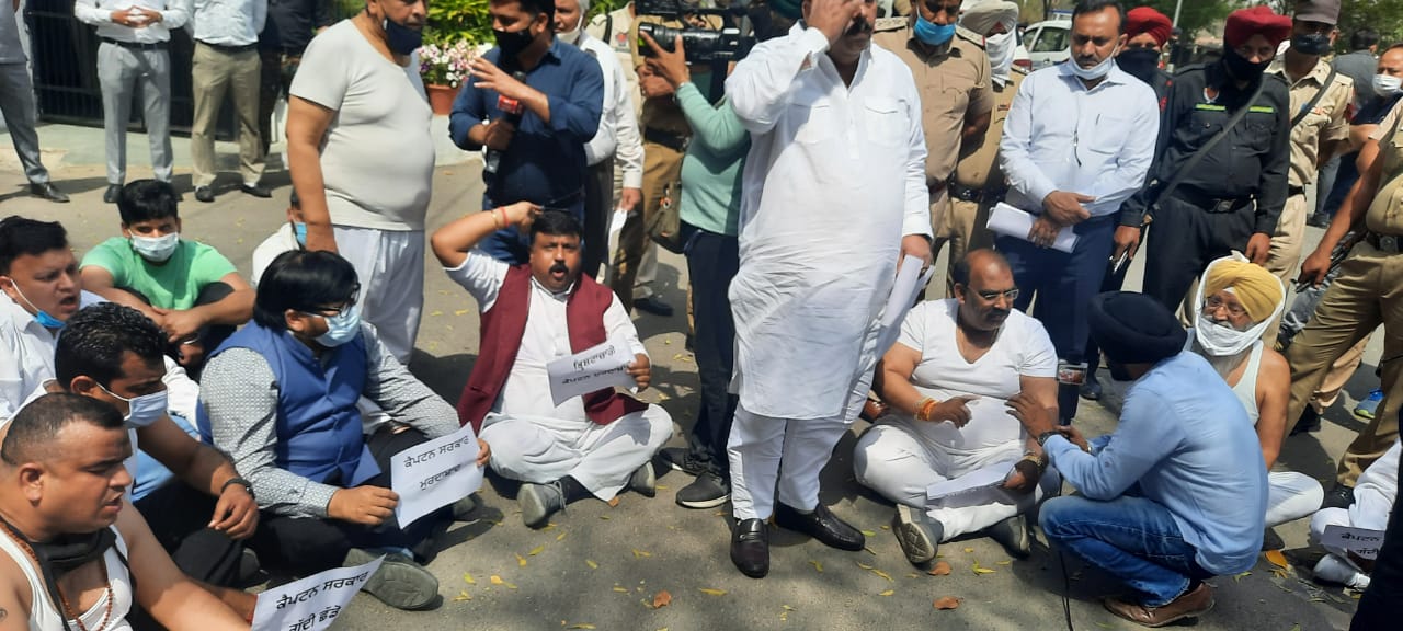 पंजाबः भाजपा नेताओं ने कपड़े उतार कर मुख्यमंत्री निवास के बाहर किया प्रदर्शन, कैप्टन को बर्खास्त करने की  मांग
