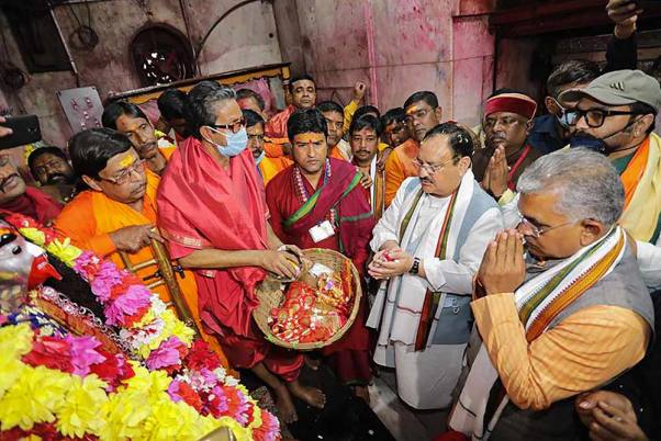 पश्चिम बंगाल में भगवान को याद करते भाजपा के राष्ट्रीय अध्यक्ष जेपी नड्डा,  रामपुरहाट स्थित तारापीठ मंदिर में की प्रार्थना