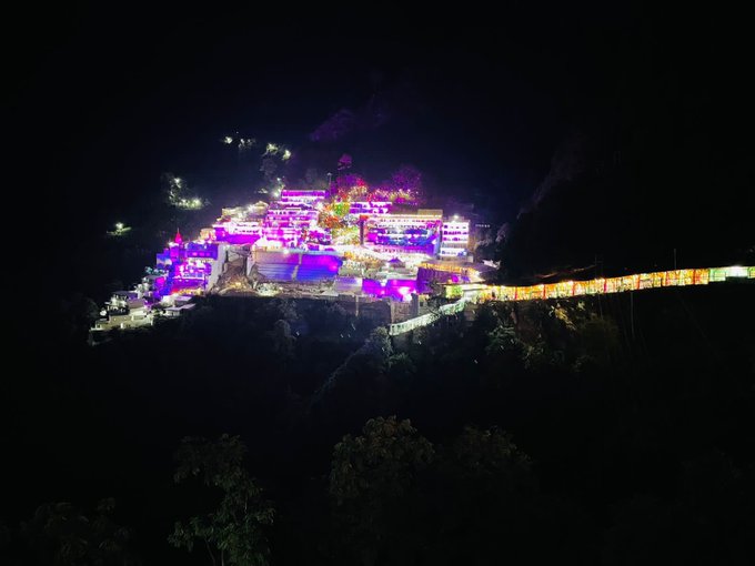 नवरात्र के मौके पर रोशनी से जगमगाता श्री माता वैष्णो देवी मंदिर