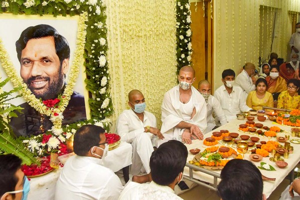 पटना में अपने पिता स्वर्गीय रामविलास पासवान के लिए अनुष्ठान करते लोक जनशक्ति पार्टी (लोजपा) के सांसद चिराग पासवान