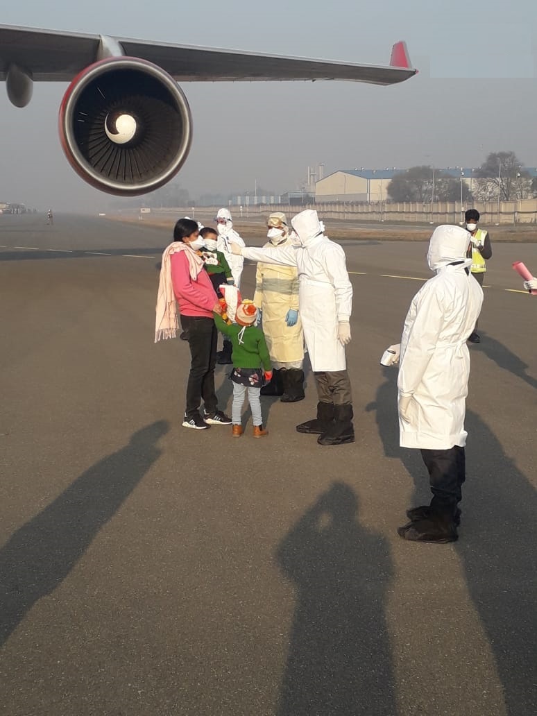 कोरोना वायरस: चीन के वुहान से 324 भारतीयों को लेकर दिल्ली पहुंचा विशेष विमान