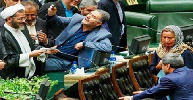 सेल्फी लेने के लिए ईरानी संसद में मची भगदड़, जानिए क्या है माजरा