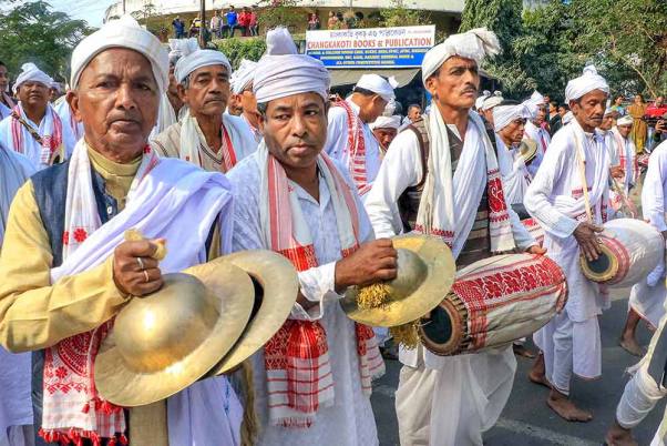 जोरहाट में नागरिकता संशोधन कानून (सीएए) के खिलाफ प्रदर्शन के दौरान झांझ बजाते प्रदर्शनकारी