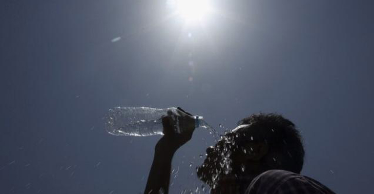 गर्मी से 1100 लोगों की मौत, सरकार जश्‍न में व्‍यस्‍त