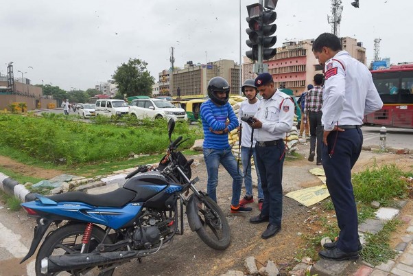 नई दिल्ली में 1 सितंबर से लागू हुए नए मोटर वाहन अधिनियम के तहत चालान काटते ट्रैफिक पुलिसकर्मी