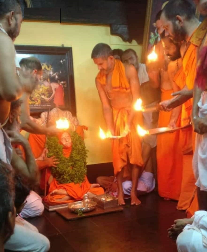 उडुपी स्थित पेजावर मठ के प्रमुख विश्वेश तीर्थ स्वामी के निधन के बाद श्रद्धाजंलि देते अष्ट मठाधीश