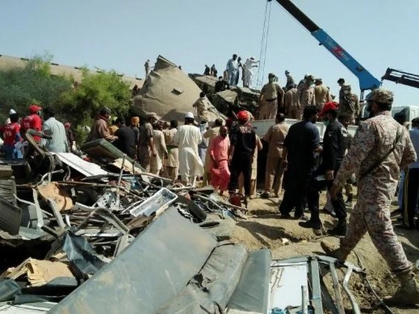 पाकिस्तान में ट्रेन दुर्घटना में 22 की मौत, करीब 100 घायल; नवाबशाह जिले में पटरी से उतरी