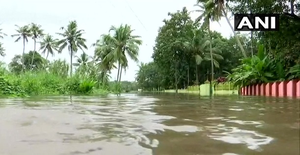 केरल में बाढ़ का कहर जारी, अबतक 324 मौतें