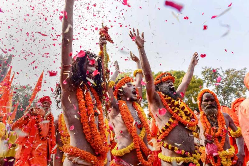 इलाहाबाद में कुंभ मेला के लिए गंगा नदी के तट पर धार्मिक जुलूस 'पेशवाई' समारोह में भाग लेते नागा साधु।