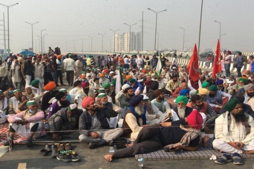 किसानों के विरोध प्रदर्शन का एक साल पूरा; दिल्ली की सीमा पर बढ़ाई गई बेरिकेडिंग और पुलिस की तैनाती