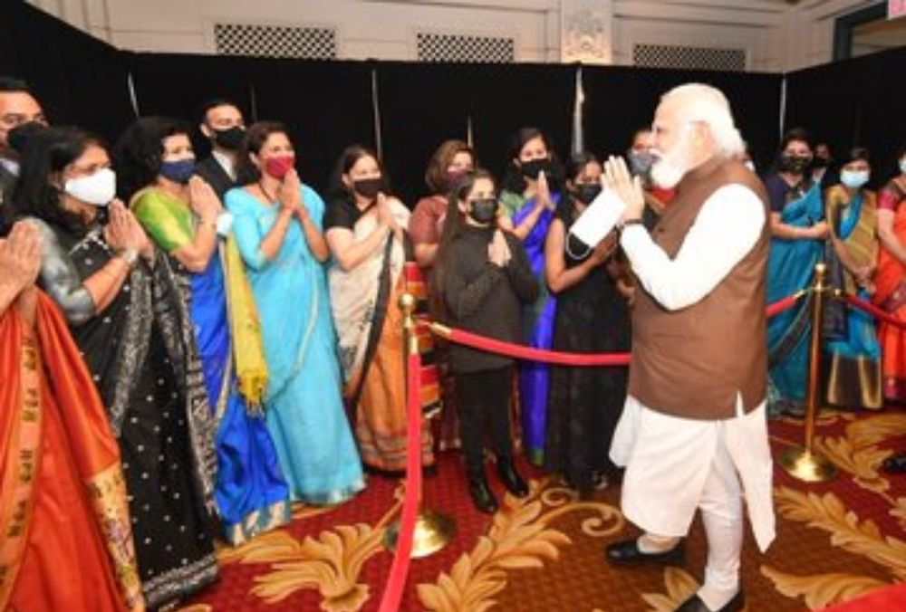 वाशिंगटन डीसी के होटल विलार्ड इंटरकॉन्टिनेंटल में भारत के प्रधानमंत्री नरेंद्र मोदी का स्वागत