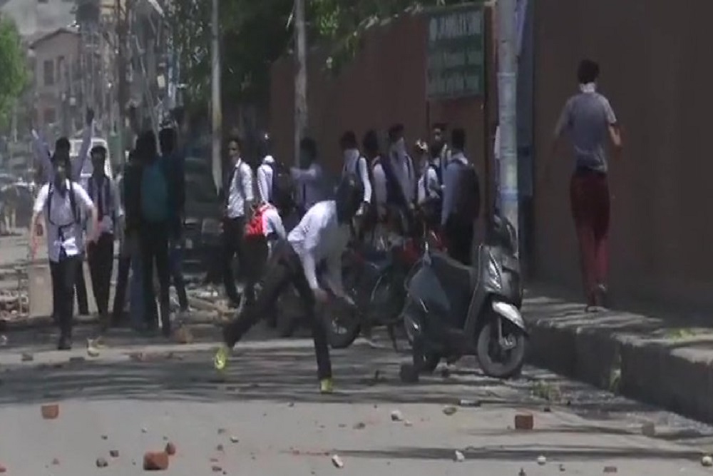 बांदीपोरा रेपकांड को लेकर बवाल, प्रदर्शनकारी छात्रों का सुरक्षा बलों पर पथराव