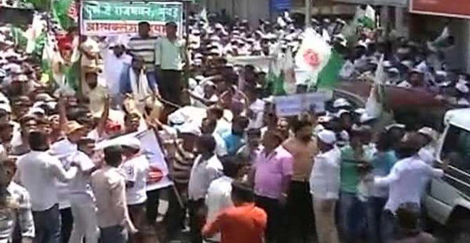 किसान आंदोलन: मुख्यमंत्री ने वार्ता के लिए बुलाया, पशुओं के साथ सड़क पर दूध उत्पादक