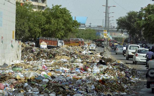 गांधी जयंती के अवसर पर भी नहीं साफ हुआ आगरा, सफाईकर्मियों के हड़ताल से शहर में जमा हुआ 22 मीट्रिक टन कचरा