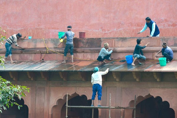 अमेरिकी राष्ट्रपति डोनाल्ड ट्रम्प की भारत में आगरा यात्रा से पहले, ताजमहल परिसर में सफाई करते कर्मचारी