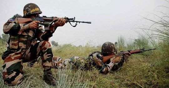 जम्मू-कश्मीर के कुलगाम में आतंकियों और सुरक्षाबलों के बीच मुठभेड़, तीन आतंकी ढेर