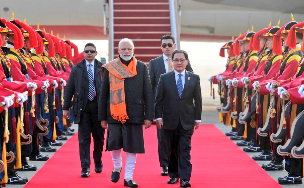 दो दिवसीय यात्रा के तहत प्रधानमंत्री नरेंद्र मोदी गुरुवार को दक्षिण कोरिया की राजधानी सियोल पहुंचे