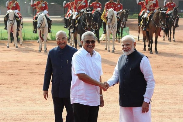 नई दिल्ली स्थित राष्ट्रपति भवन में श्रीलंका के राष्ट्रपति गोटबाया राजपक्षे के औपचारिक स्वागत समारोह के दौरान प्रधानमंत्री नरेंद्र मोदी और राष्ट्रपति रामनाथ कोविंद