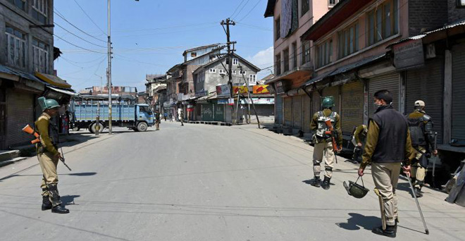 कश्मीर: हंदवाड़ा में फिर लगा कर्फ्यू, श्रीनगर के कुछ क्षेत्रों में भी जारी