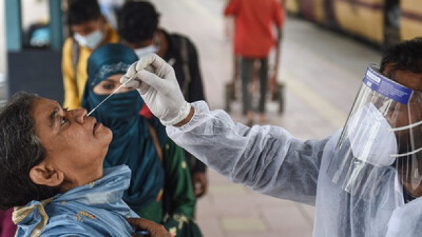 कोरोना वायरस: संक्रमण के मामलों में फिर गिरावट, बीते दिन आए 13,405 नए केस, 235 मरीजों ने तोड़ा दम
