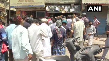 दिल्ली में लगा एक सप्ताह का लॉकडाउन तो शराब की हो गई लूट, दुकानों पर लगी लंबी कतारें