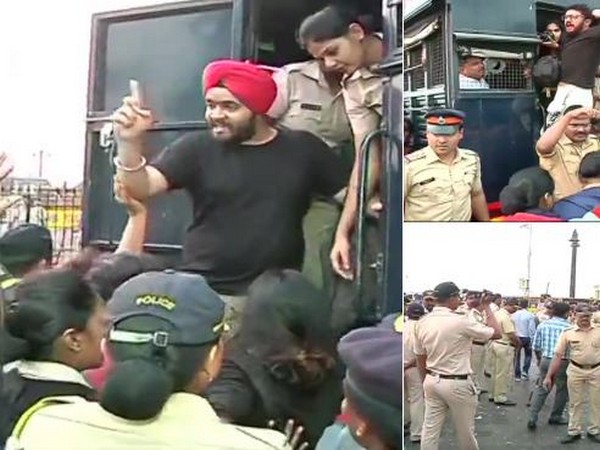 जेएनयू हिंसा के खिलाफ गेटवे ऑफ इंडिया पर प्रदर्शन कर रहे प्रदर्शनकारियों को आजाद मैदान की ओर ले जाते पुलिसकर्मी